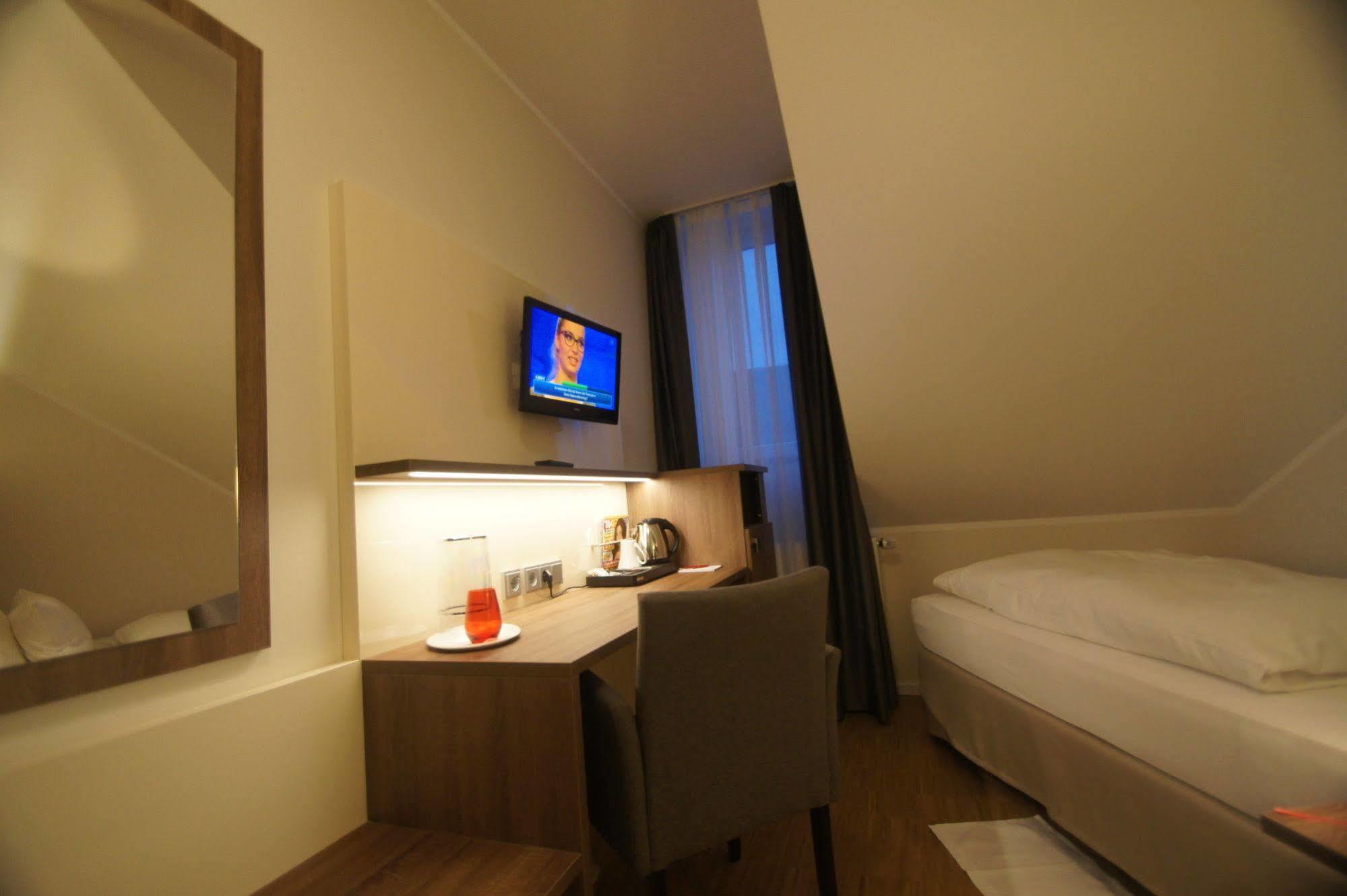 Hotel Deutsches Haus Бонн Экстерьер фото